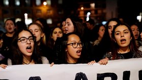 Lidé ve Španělsku protestují proti nedostatečnému trestu pro násilníky