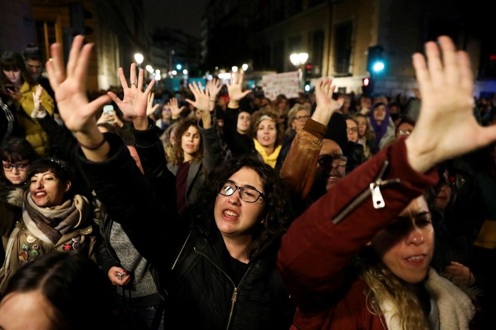 Lidé ve Španělsku protestují proti nedostatečnému trestu pro násilníky