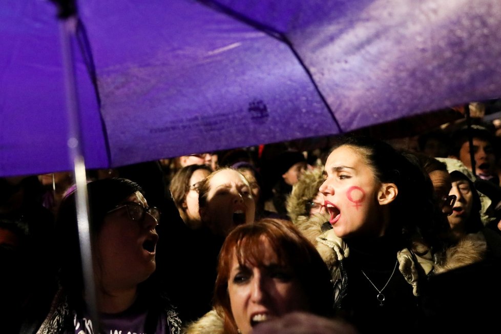 Lidé ve Španělsku protestují proti nedostatečnému trestu pro násilníky