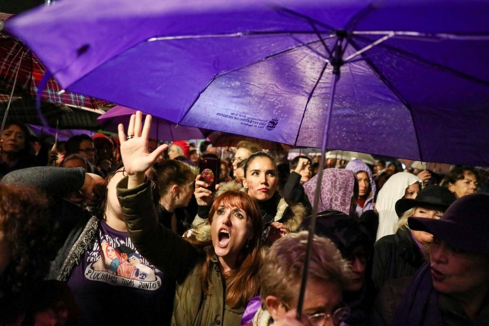 Lidé ve Španělsku protestují proti nedostatečnému trestu pro násilníky