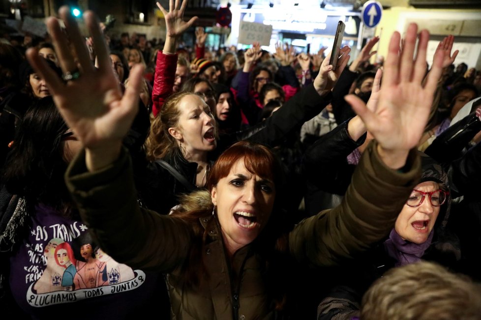 Lidé ve Španělsku protestují proti nedostatečnému trestu pro násilníky