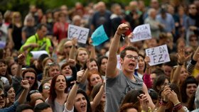 Ve Španělsku již třetí den protestují desetitisíce lidí proti rozhodnutí soudu, který zprostil pět mužů obvinění ze znásilnění, které si natáčeli na telefon a chlubili se jím na sociálních sítích