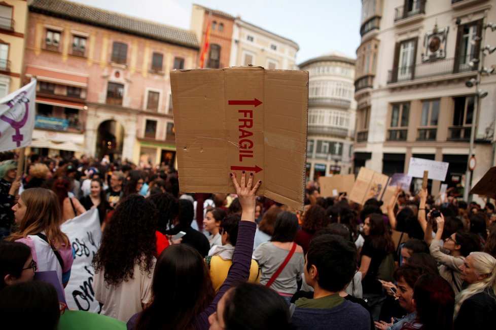 Ve Španělsku již třetí den protestují desetitisíce lidí proti rozhodnutí soudu, který zprostil pět mužů obvinění ze znásilnění, které si natáčeli na telefon a chlubili se jím na sociálních sítích