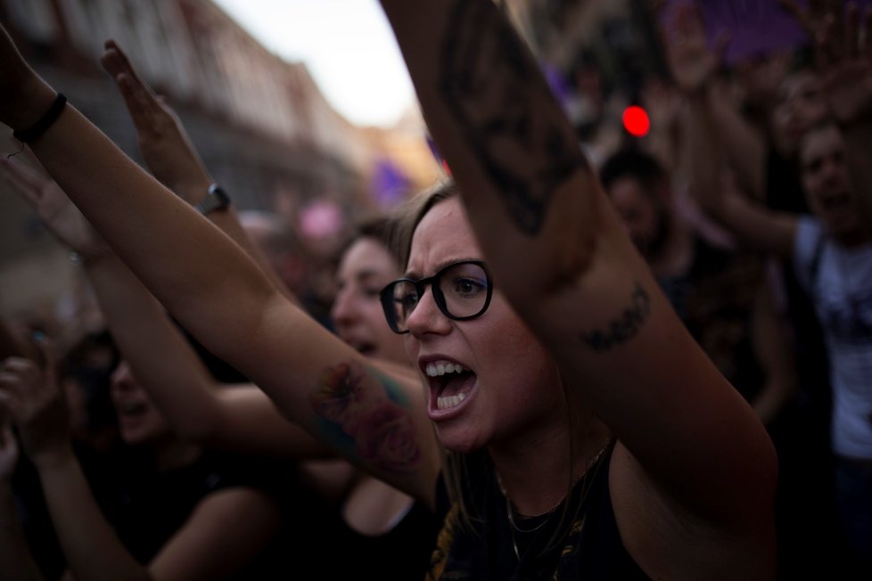 Ve Španělsku již třetí den protestují desetitisíce lidí proti rozhodnutí soudu, který zprostil pět mužů obvinění ze znásilnění, které si natáčeli na telefon a chlubili se jím na sociálních sítích