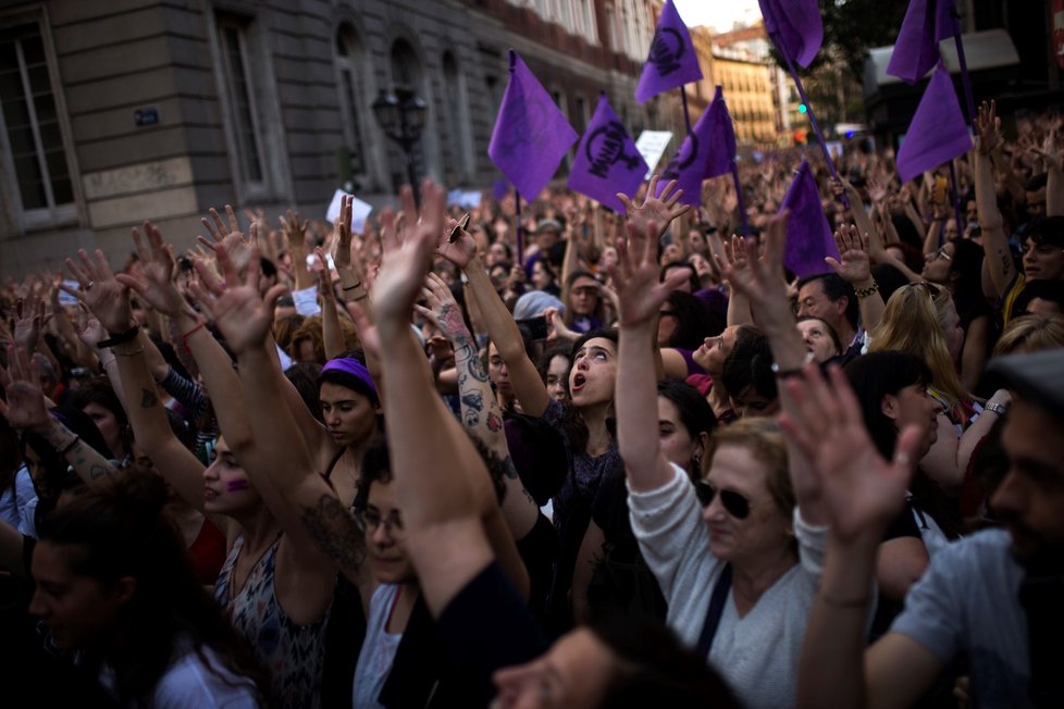 Ve Španělsku již třetí den protestují desetitisíce lidí proti rozhodnutí soudu, který zprostil pět mužů obvinění ze znásilnění, které si natáčeli na telefon a chlubili se jím na sociálních sítích