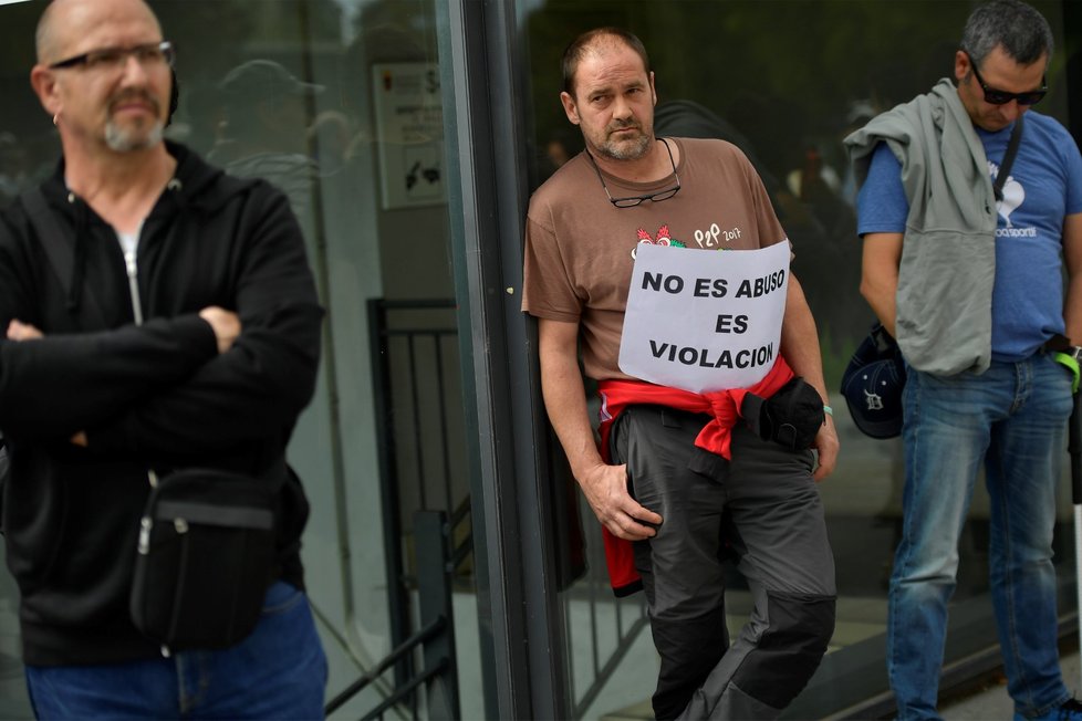 Desetitisíce lidí protestovaly proti rozhodnutí soudu, který zprostil pět mužů obvinění ze znásilnění, které si natáčeli na telefon a chlubili se jím na sociálních sítích.