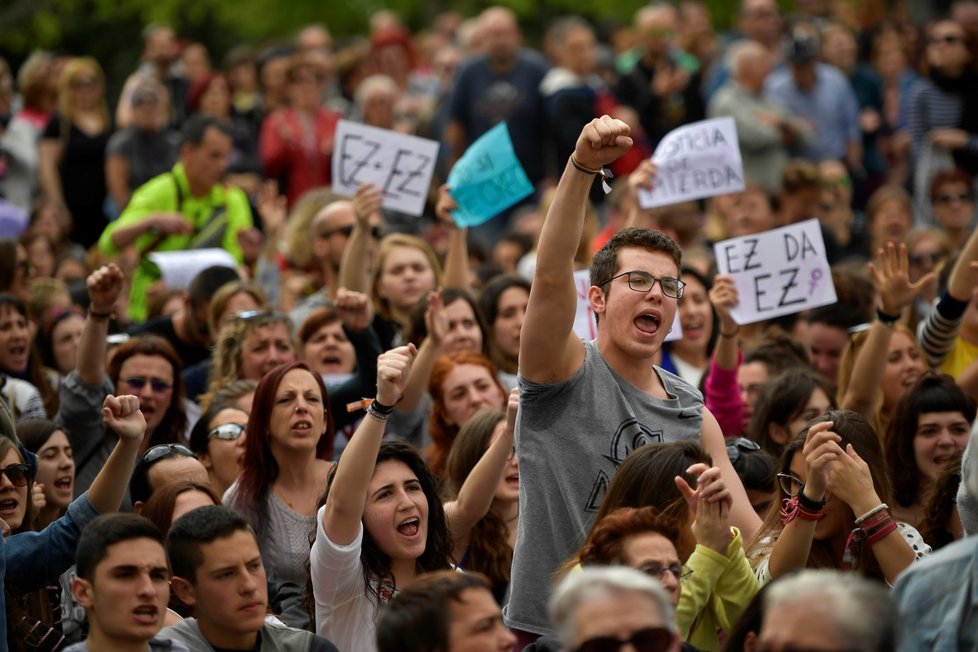 Desetitisíce lidí protestovaly proti rozhodnutí soudu, který zprostil pět mužů obvinění ze znásilnění, které si natáčeli na telefon a chlubili se jím na sociálních sítích.