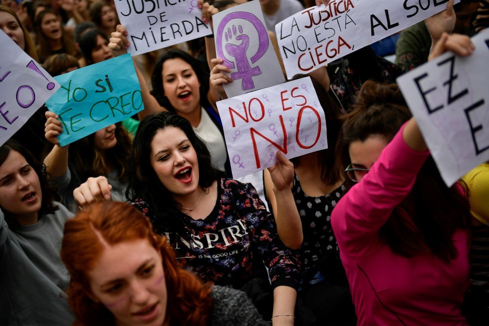 Desetitisíce lidí protestovaly proti rozhodnutí soudu, který zprostil pět mužů obvinění ze znásilnění, které si natáčeli na telefon a chlubili se jím na sociálních sítích.