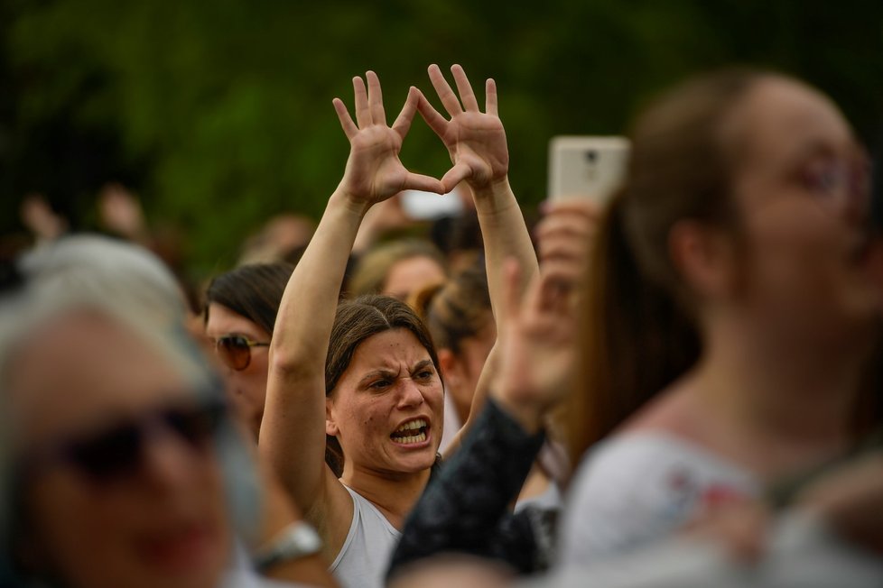 Desetitisíce lidí protestovaly proti rozhodnutí soudu, který zprostil pět mužů obvinění ze znásilnění, které si natáčeli na telefon a chlubili se jím na sociálních sítích.