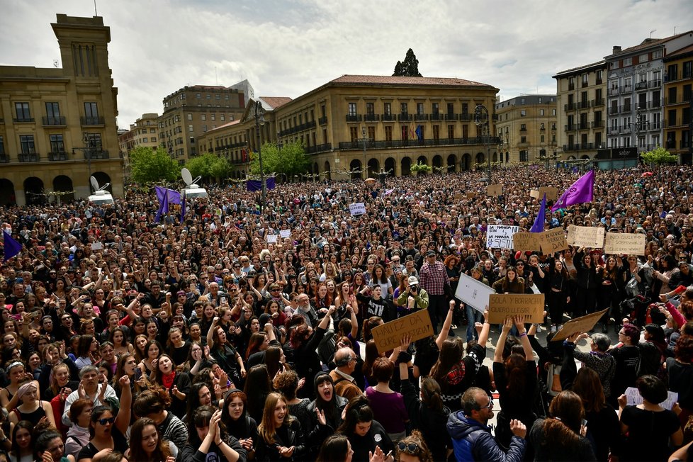 Desetitisíce lidí protestovaly proti rozhodnutí soudu, který zprostil pět mužů obvinění ze znásilnění, které si natáčeli na telefon a chlubili se jím na sociálních sítích.