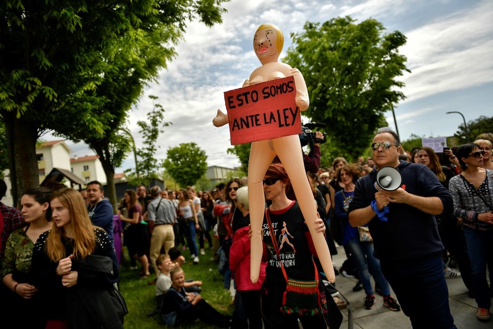 Ve Španělsku již třetí den protestují desetitisíce lidí proti rozhodnutí soudu, který zprostil pět mužů obvinění ze znásilnění, které si natáčeli na telefon a chlubili se jím na sociálních sítích