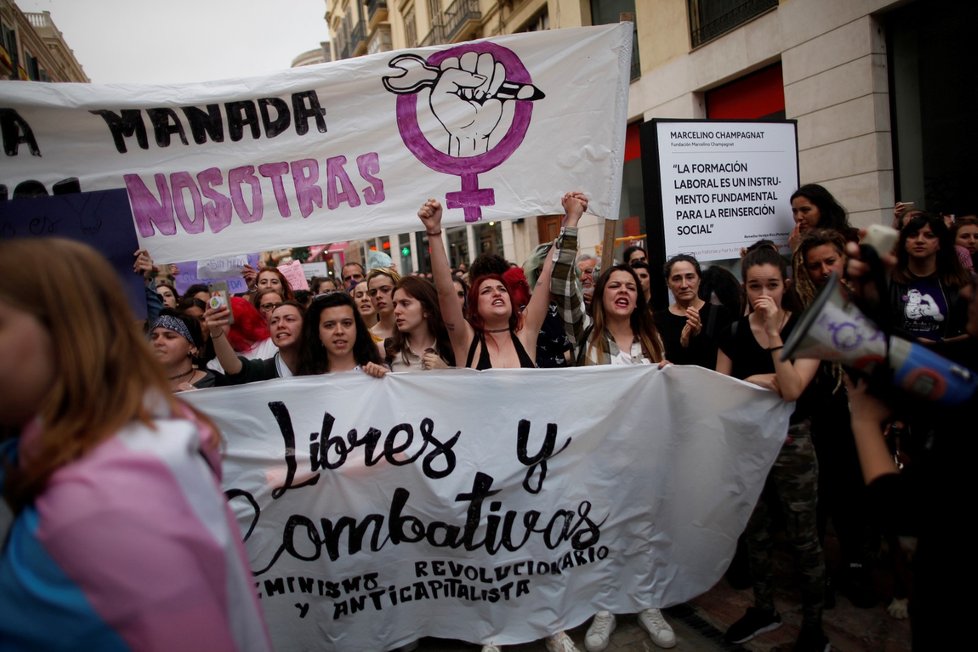 Ve Španělsku již třetí den protestují desetitisíce lidí proti rozhodnutí soudu, který zprostil pět mužů obvinění ze znásilnění, které si natáčeli na telefon a chlubili se jím na sociálních sítích