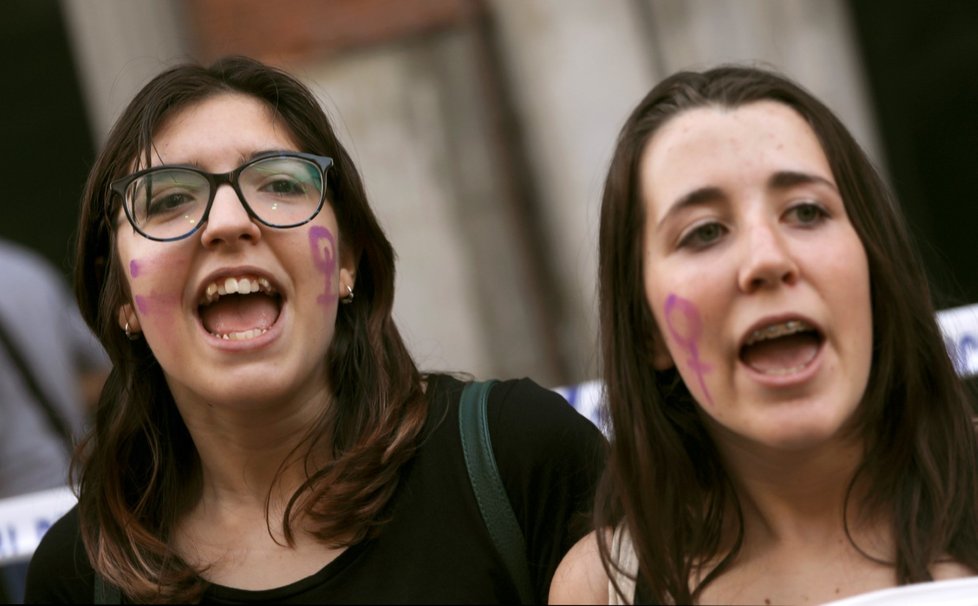 Ve Španělsku již třetí den protestují desetitisíce lidí proti rozhodnutí soudu, který zprostil pět mužů obvinění ze znásilnění, které si natáčeli na telefon a chlubili se jím na sociálních sítích