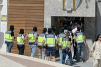 Češku na Tenerife zadržela policie: Za finanční podvody jí hrozí 12 let