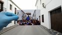 Fotograf agentury Reuters Jon Nazca se vydal do ulic španělského města Ronda, kde ukazuje na stejných místech fotografie z průběhu loňských Velikonoc.