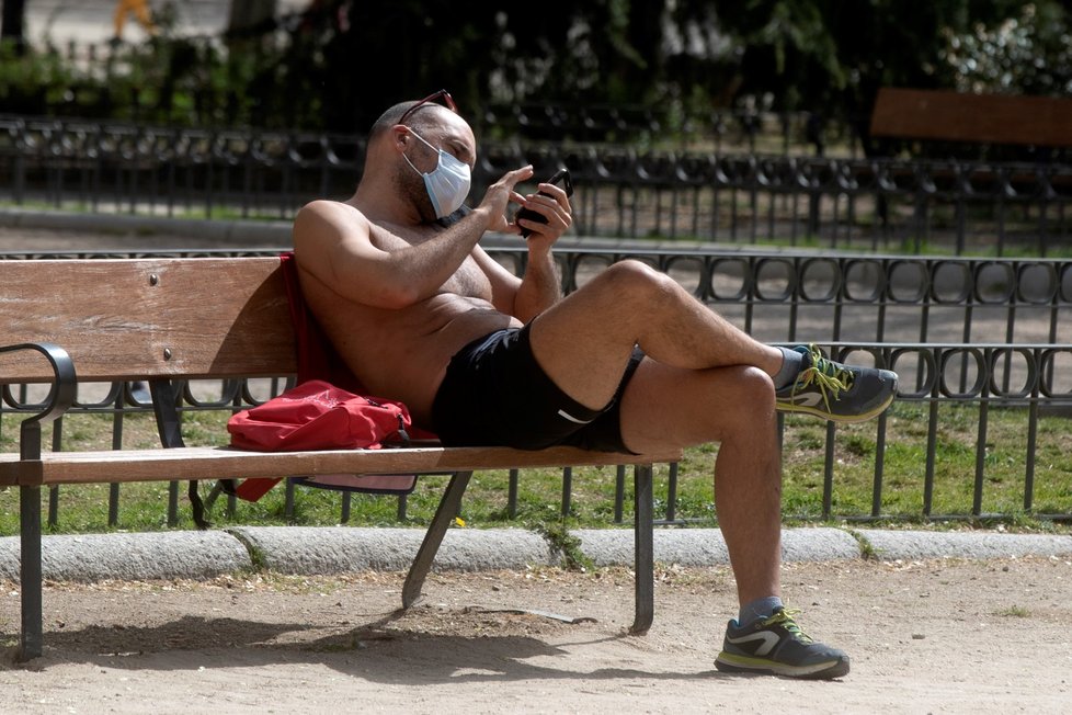 Muž ve Španělsku se s rouškou na tváři chrání před koronavirovou nákazou (28. 3. 2021).