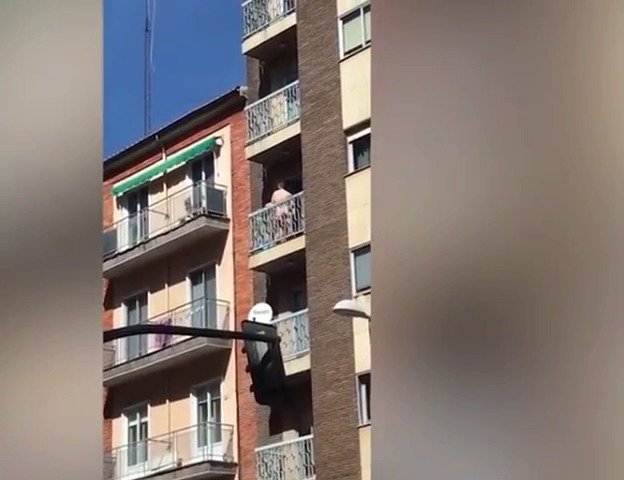 Další případ sexu na balkoně: Španělský pár si to rozdal na prosluněném balkoně.