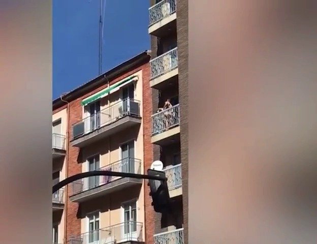 Další případ sexu na balkoně: Španělský pár si to rozdal na prosluněném balkoně.