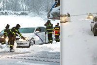 Řidiče na dálnici zasypal sníh, pomáhala armáda. Přívaly sněhu zasáhly i Španělsko