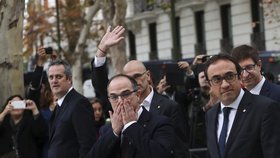 Španělská prokuratura požádala vyšetřující soudkyni o uvalení vazby na osm z devíti členů odvolané katalánské vlády.
