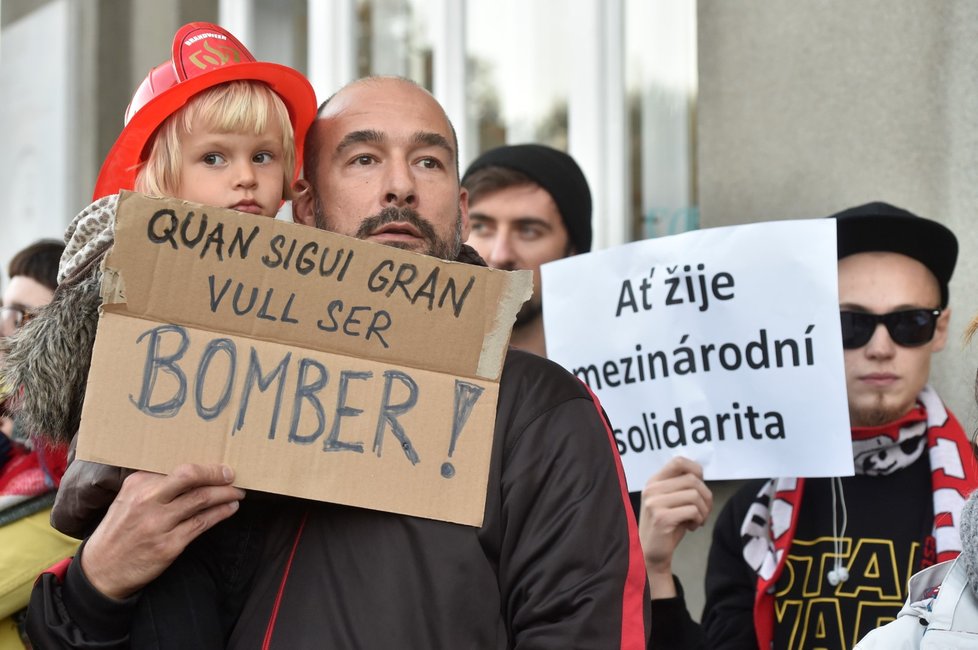 Stávka v Praze před španělským velvyslanectvím