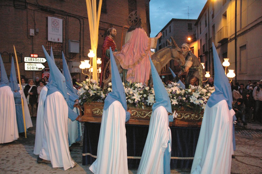O tzv. svatém týdnu před Velikonocemi procházejí městem procesí v kuklách.