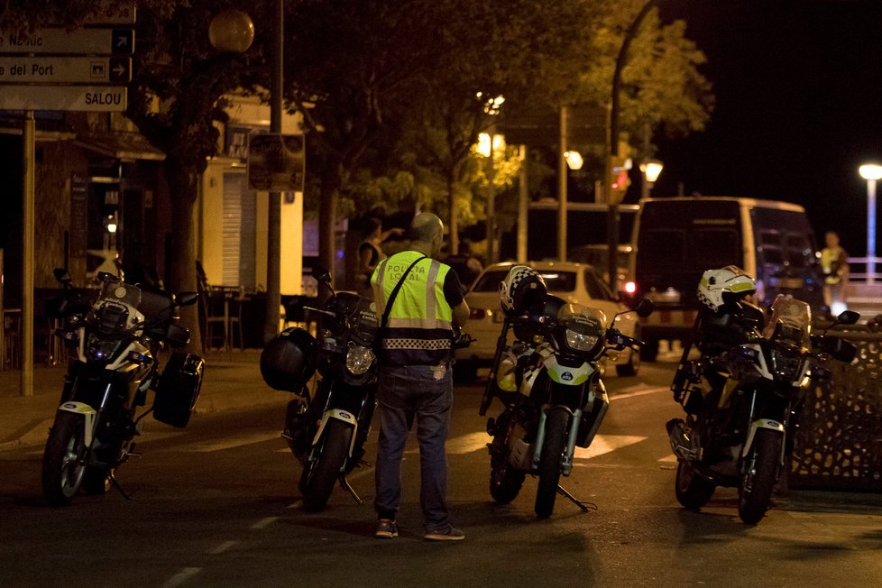 Španělská policie zabila  pět lidí, kteří se v osobním autě v městě Cambrils snažili porážet chodce.