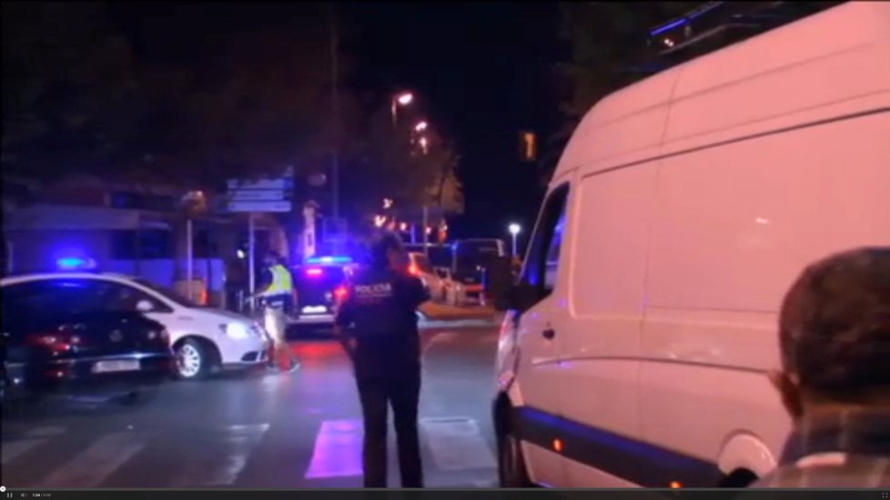 Španělská policie zabila  pět lidí, kteří se v osobním autě v městě Cambrils snažili porážet chodce.
