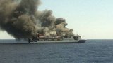 Z hořícího trajektu zachránili všech 156 lidí: Oheň se šířil z garáží