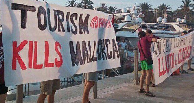 „Turisté, táhněte!“ Extremisté na Mallorce chystají útoky proti dovolenkářům