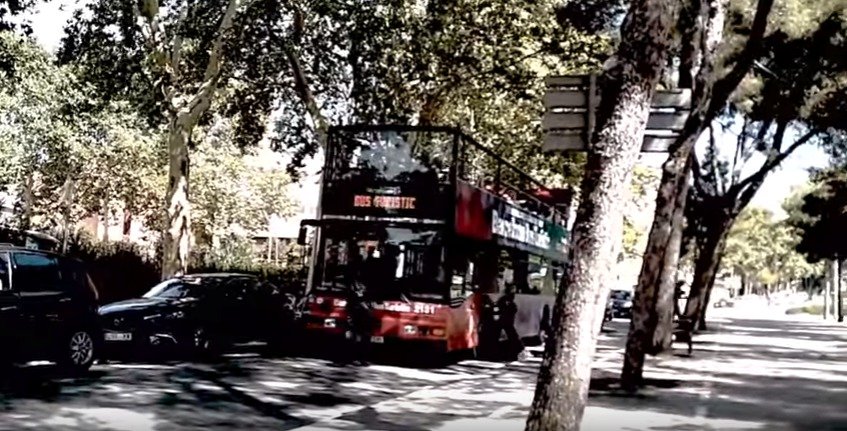 Anarchistická skupina zaútočila na autobus plný turistů