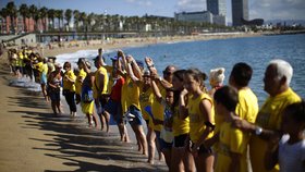 Ve Španělsku protestují lidé proti milionům turistů, kteří prý ničí jejich zemi.