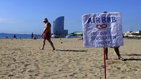 Ve Španělsku protestují lidé proti milionům turistů, kteří prý ničí jejich zemi.