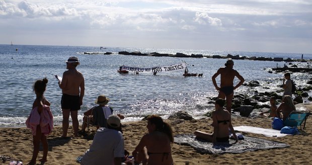„Turisté, táhněte domů.“ Frustrace z milionů cizinců ve Španělsku vrcholí, prý ničí zemi