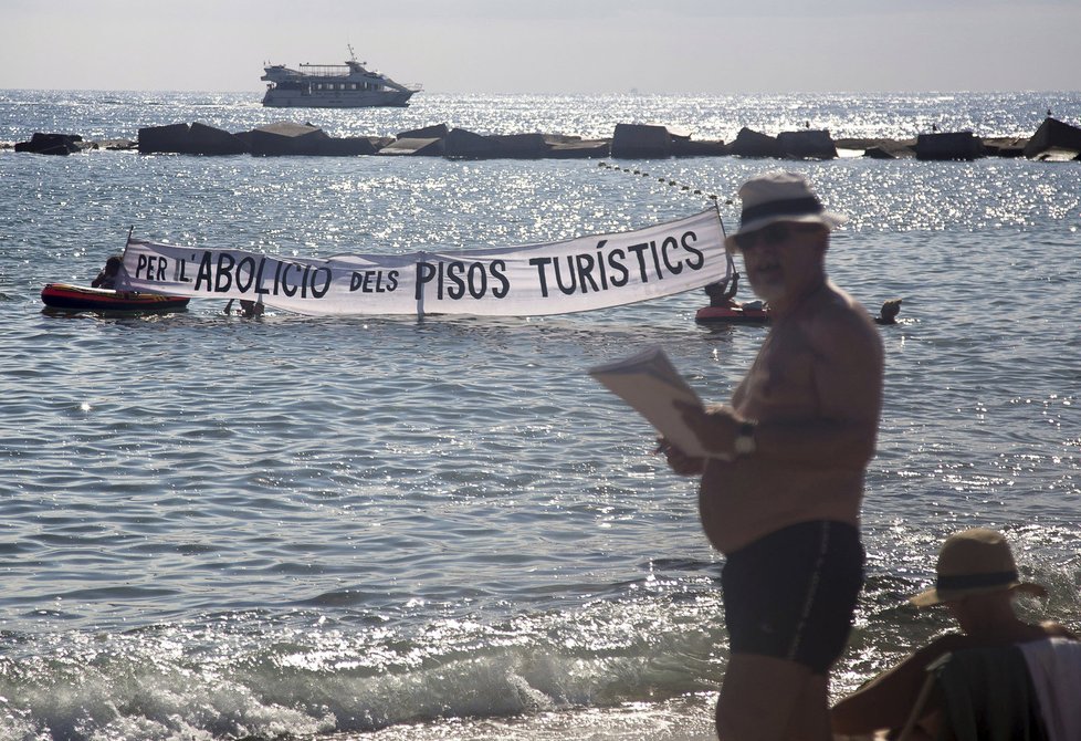 Ve Španělsku protestují lidé proti milionům turistů, kteří prý ničí jejich zemi.