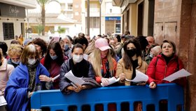 Torrevieja, Španělsko: Nápor uprchlíků na úřadě.