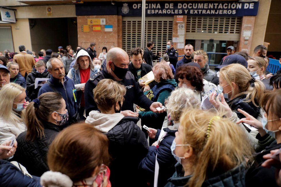 Torrevieja, Španělsko: Nápor uprchlíků na úřadě.