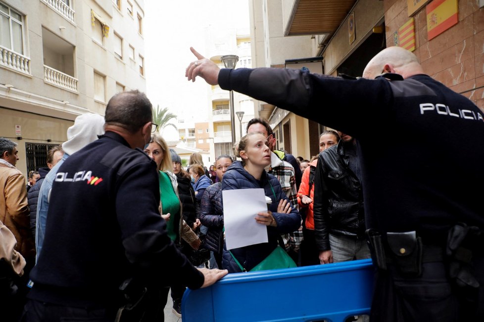 Torrevieja, Španělsko: Nápor uprchlíků na úřadě.