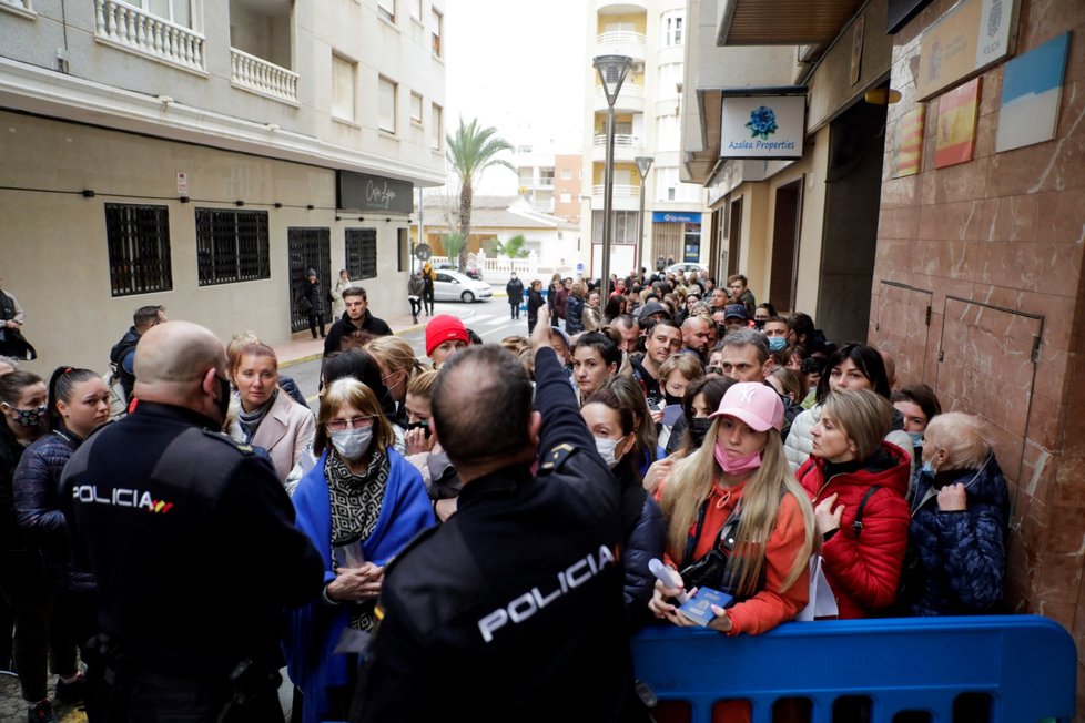 Torrevieja, Španělsko: Nápor uprchlíků na úřadě.