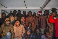 Migranti dorazili k břehům Anglie. Po odmítání na jihu Evropy riskují životy v La Manche