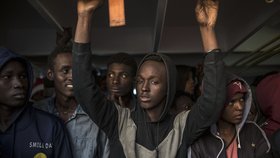 Loď se třemi stovkami migrantů se dočkala přijetí ve Španělsku po týdenní anabázi a odmítnutí ze strany Itálie i Malty (28.12.2018)