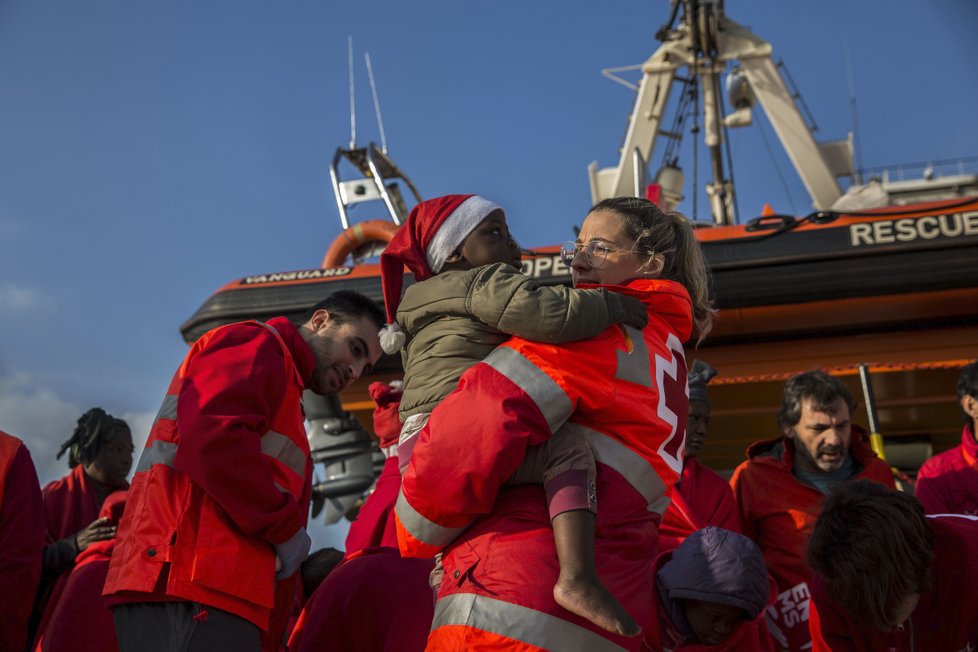 Loď se třemi stovkami migrantů se dočkala přijetí ve Španělsku po týdenní anabázi a odmítnutí ze strany Itálie i Malty (28.12.2018)