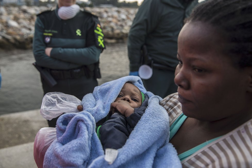 Loď se třemi stovkami migrantů se dočkala přijetí ve Španělsku po týdenní anabázi a odmítnutí ze strany Itálie i Malty (28.12.2018)