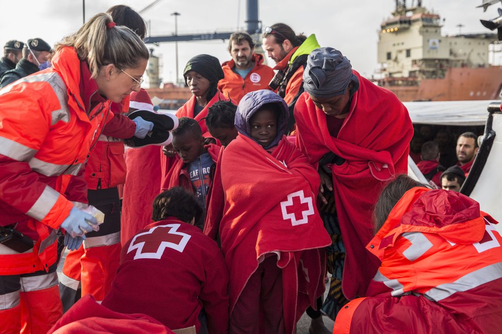 Loď se třemi stovkami migrantů se dočkala přijetí ve Španělsku po týdenní anabázi a odmítnutí ze strany Itálie i Malty (28.12.2018)