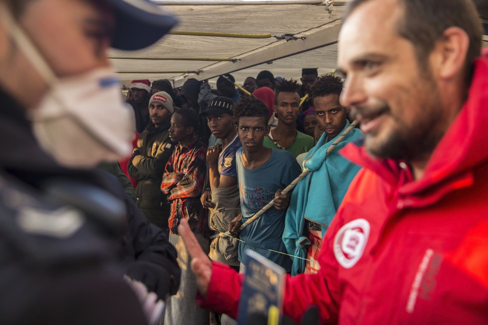 Loď se třemi stovkami migrantů se dočkala přijetí ve Španělsku po týdenní anabázi a odmítnutí ze strany Itálie i Malty (28.12.2018)