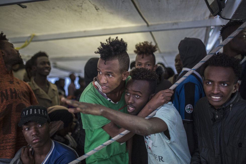 Loď se třemi stovkami migrantů se dočkala přijetí ve Španělsku po týdenní anabázi a odmítnutí ze strany Itálie i Malty (28.12.2018)