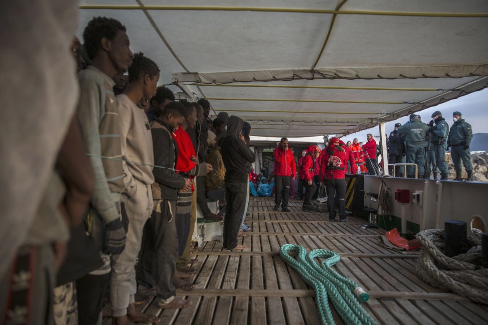 Loď se třemi stovkami migrantů se dočkala přijetí ve Španělsku po týdenní anabázi a odmítnutí ze strany Itálie i Malty (28.12.2018)