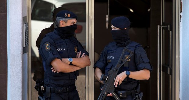 Barceloně hrozí vánoční teroristický útok. Policie kontroluje velká auta a autobusy