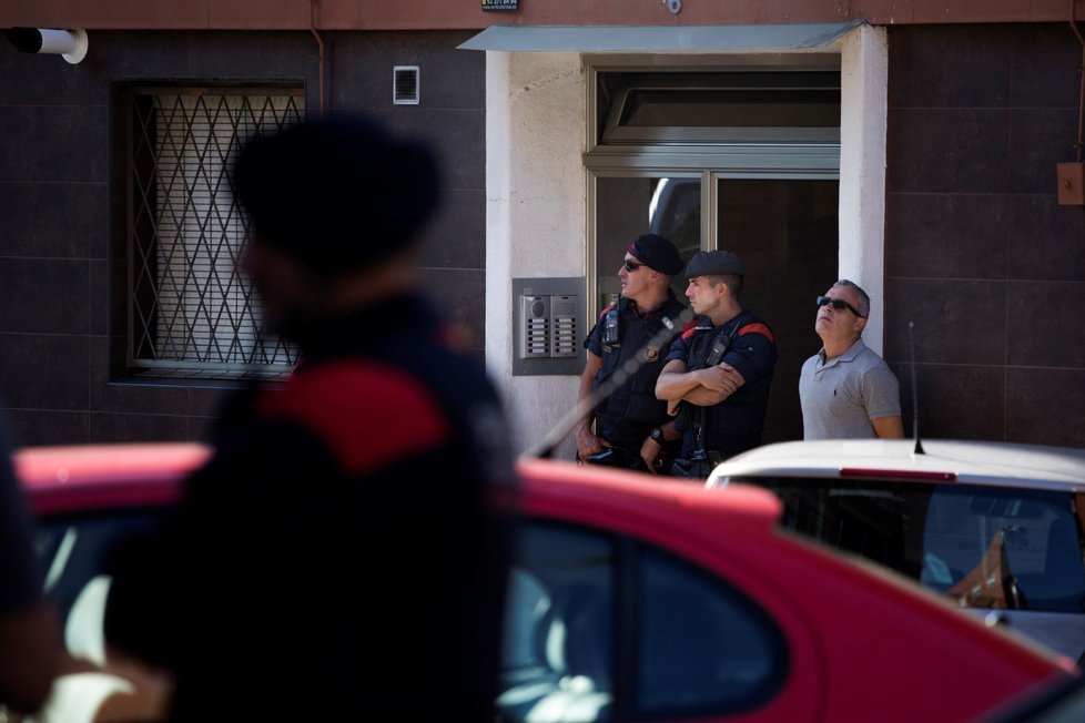 Muž s nožem se v pondělí v Katalánsku na severovýchodě Španělska pokusil zaútočit na policejní stanici. Strážníci na útok reagovali střelbou.