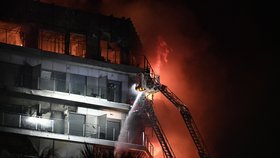 Mohutný požár vypukl v bytovém komplexu ve Valencii. Dva obyvatelé čekali na záchranu dvě hodiny na svém balkoně.